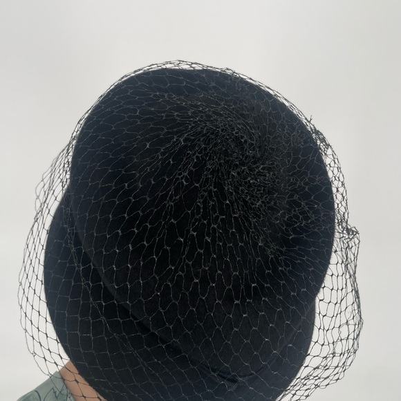 50s/60s Black Pillbox Style Wool Felt Hat With Netting And Flower Embellishment - Picture 13 of 15
